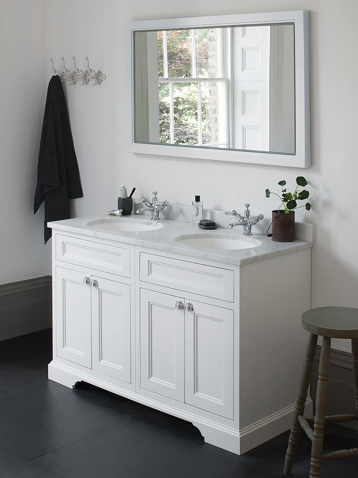Double basin & vanity, with doors - Image 3